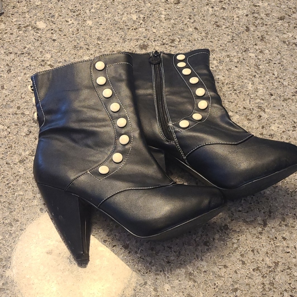 Tuk boots